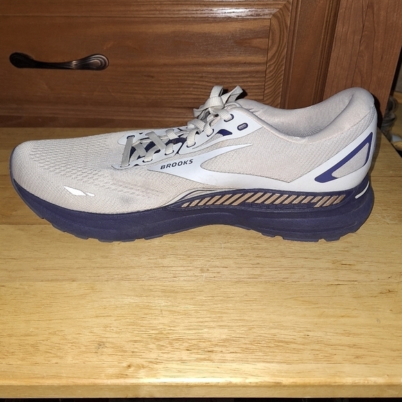 Men\'s Brooks Adrenaline GTS 23 Gray Running Shoes - . EUC main image 6
